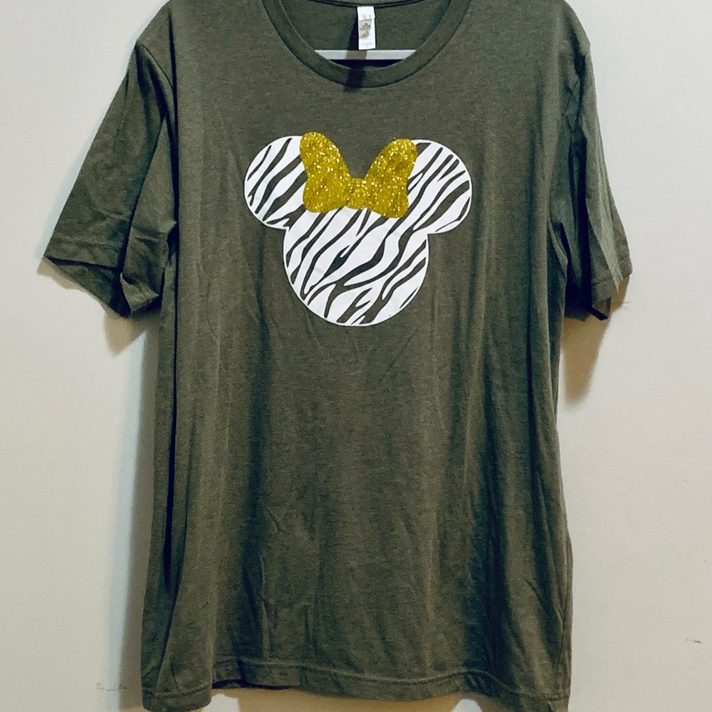 XL Charcoal w/ Gold Bow Short Sleeve Tee. See measurements: